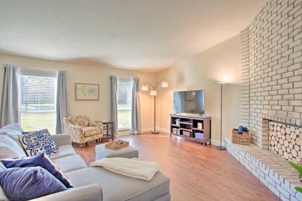 A la foto es mostra l'objecte Plano Home with Private Yard Less Than 5 Mi to Downtown! situat a la ciutat de Plano.
