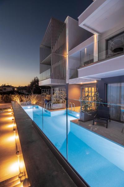 A la foto es mostra l'objecte Serenity Suites situat a la ciutat de Nikiti.