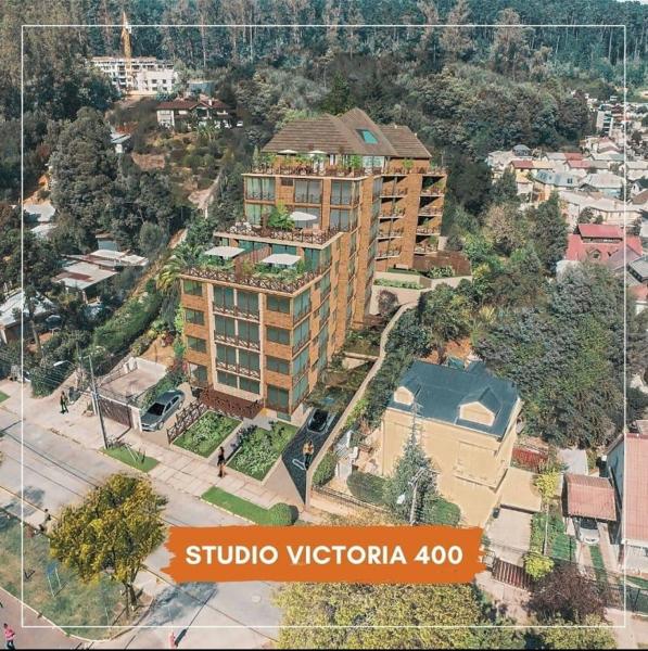 A la foto es mostra l'objecte Studio Victoria 400 situat a la ciutat de Concepción.
