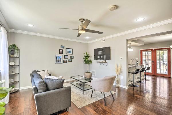Na zdjęciu widoczny jest obiekt Chic Townhome w/ Deck: 6 Mi to Dtwn Baltimore położony w mieście Baltimore.