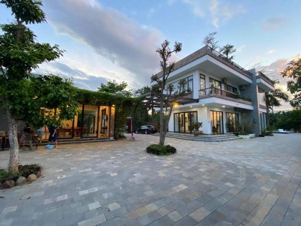 Na foto é possível ver o objeto Tản Đà Lake View Ba Vì - Venue Travel localizado na cidade de Mỹ Khê.