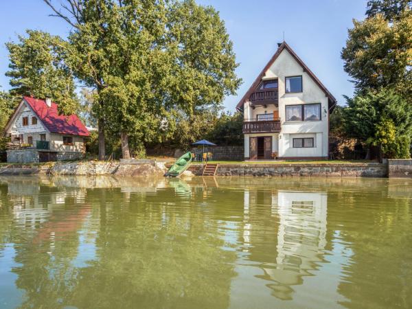 Na zdjęciu widoczny jest obiekt Chalet Panorama by Interhome położony w mieście Pištín.
