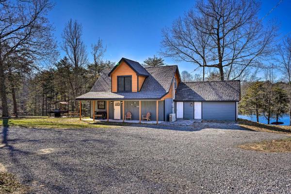 På bildet vises objektet Lakefront Cabin with Deck, Fire Pit in Trenton! som ligger i byen Bryant.
