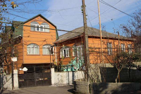 Na fotografii je vidět objekt Family Hotel Twins nacházející se ve městě K'veda Sameba.