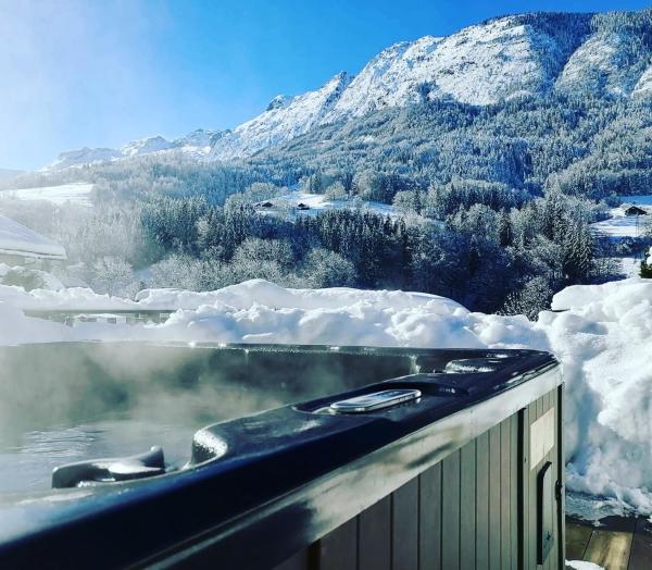 Na zdjęciu widoczny jest obiekt Auberge Du Fraizier położony w mieście Thônes.