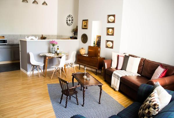 Characterful Abode with FREE parking., Liverpool