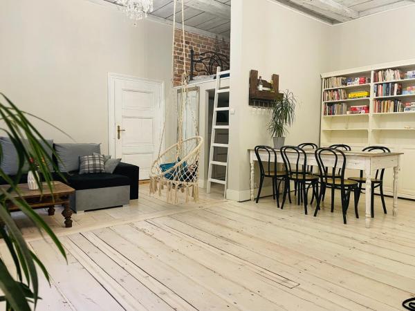照片显示了位于Toruń市的Klimatyczny apartament z kominkiem物件。
