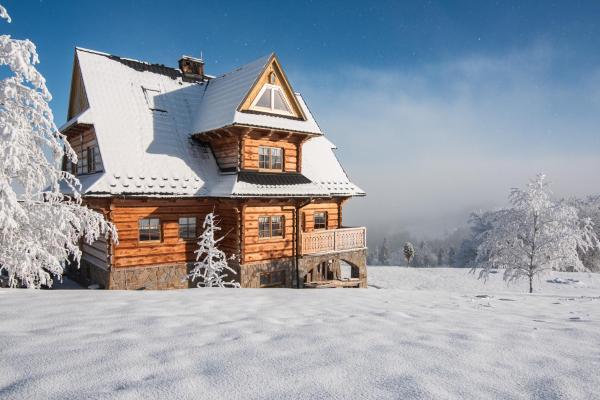 Na foto é possível ver o objeto Chata Groń localizado na cidade de Groń.