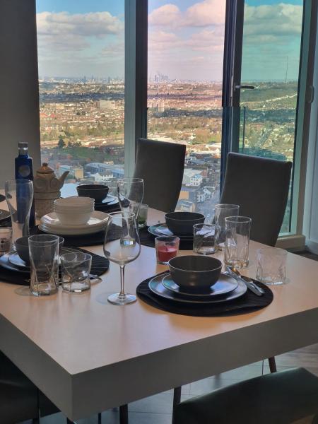 A la foto es mostra l'objecte Deluxe Flat with Great Views situat a la ciutat de Croydon.