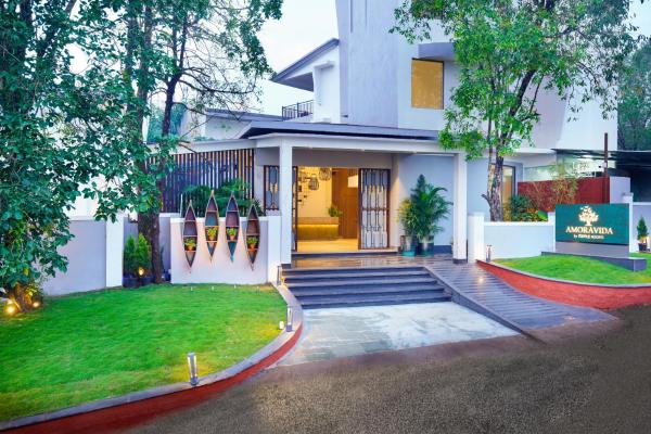 The photo shows the Amoravida By 7 Apple Resorts, Goa located in the city of Naozor.