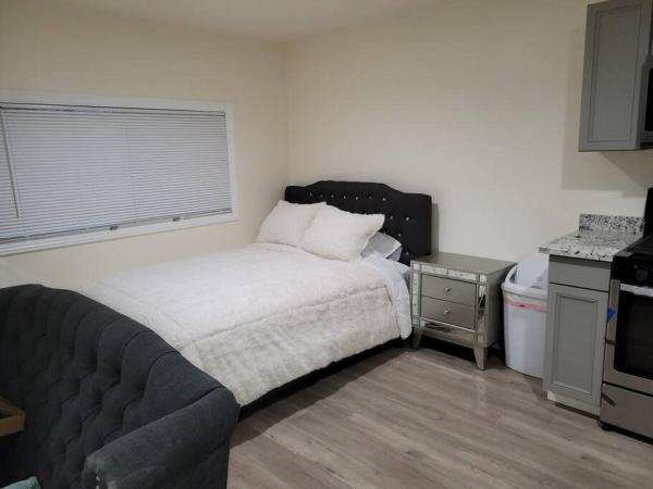 照片显示了位于Crockett市的Adorable studio in Vallejo物件。