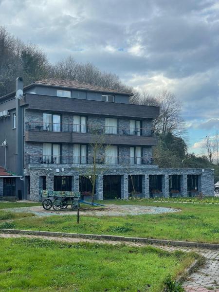 Na fotografii je vidět objekt Adess Otel nacházející se ve městě Domalı.
