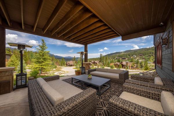 Zdjęcie 3: Spacious Elegance, 5 en-suites, hiking trail to town, packed with amenities!