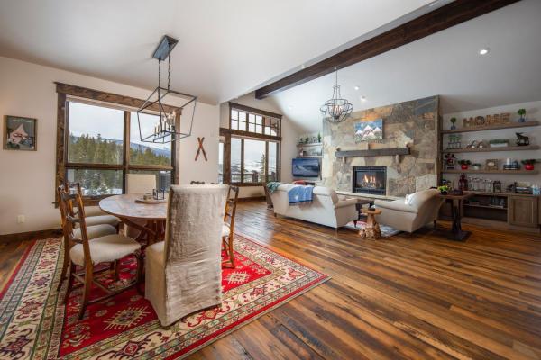 Zdjęcie 8: Spacious Elegance, 5 en-suites, hiking trail to town, packed with amenities!