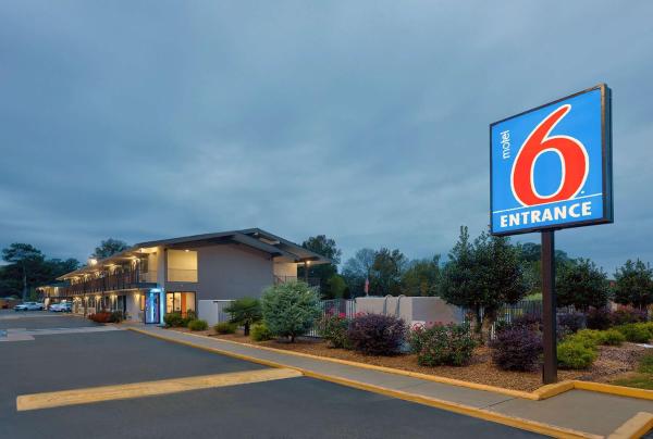 Na fotografii je vidět objekt Motel 6-Columbus, GA nacházející se ve městě Fort Mitchell.