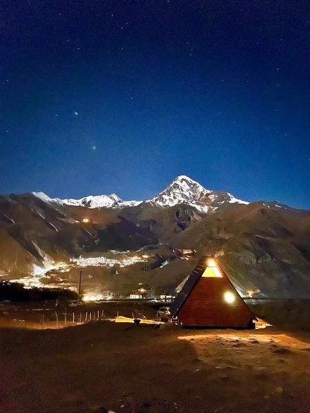 A la foto es mostra l'objecte Alone Cottage Kazbegi situat a la ciutat de Kazbegi.