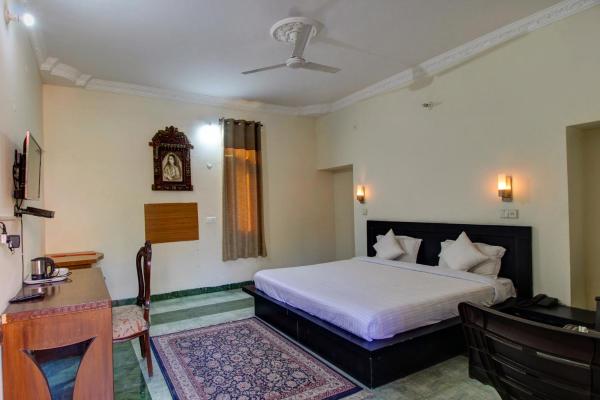 På billedet ses objektet Hotel Pinjore Holiday Home beliggende i byen Pinjaur.