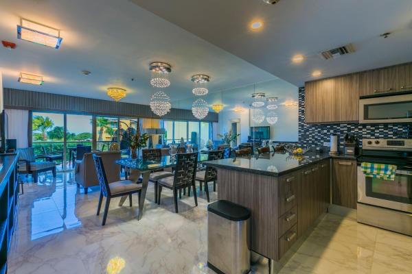 На фото показан объект Luxurious Beach Retreat With Best Views!, расположенный в городе Палм-Игл-Бич.