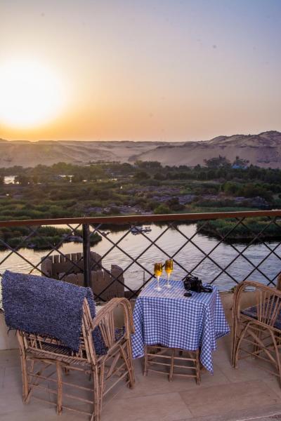 写真にはアスワン市にあるASWAN NILE PALACE (swimming pool-rooftop-Nile view)が写っています。
