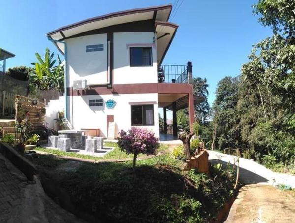 På billedet ses objektet หลับสบายที่ดอยตุง Zuh meh ja Home lodge beliggende i byen Ban Ko Doi Tung.