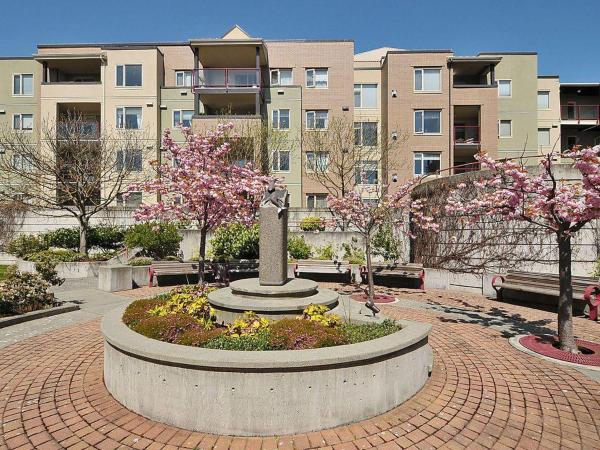 A la foto es mostra l'objecte Deluxe 2 Bed 2 Bath With Harbour And Empress Hotel Views situat a la ciutat de Esquimalt.