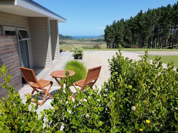 The photo shows the Hot Water Beach Lookout B&B located in the city of Hahei.