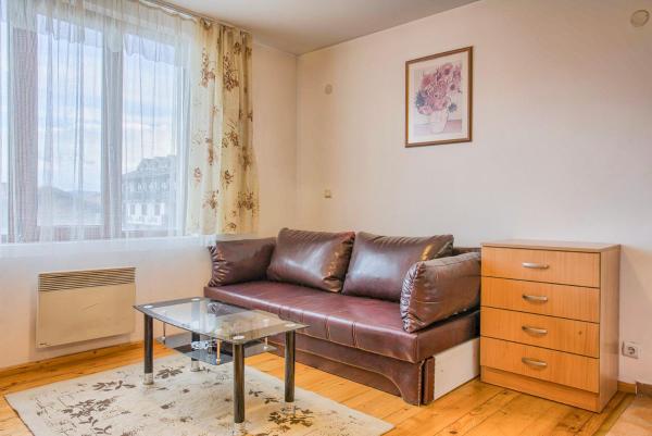 A la foto es mostra l'objecte Cozy Colorful Studio at the foot of the Mountain by Flat Mаnager situat a la ciutat de Bansko.