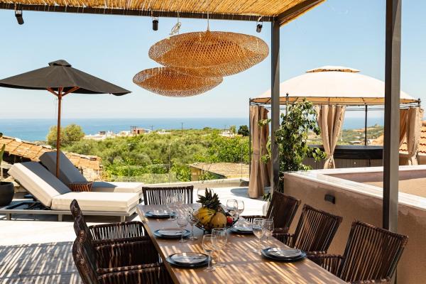 På billedet ses objektet Elegant Roof Deck House with Jacuzzi beliggende i byen Karotí.