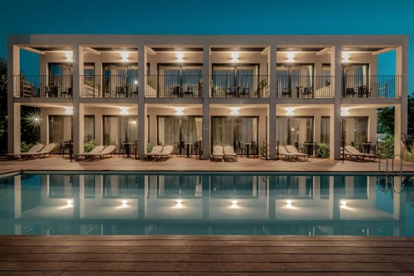 照片显示了位于Plános市的New Beach Hotel物件。