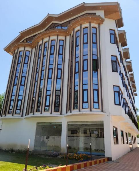 The photo shows the Hotel Zoon Dabb Srinagar airport kashmir located in the city of Nārachpur.