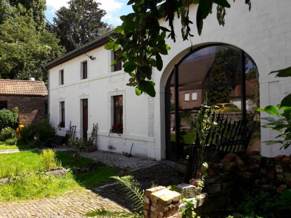 The photo shows the La cave au chat'pitre / l'étable located in the city of Les Waleffes.