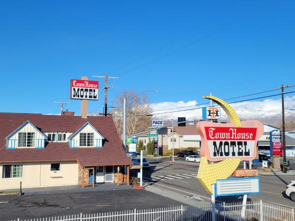 A la foto es mostra l'objecte Townhouse Motel situat a la ciutat de Big Pine.
