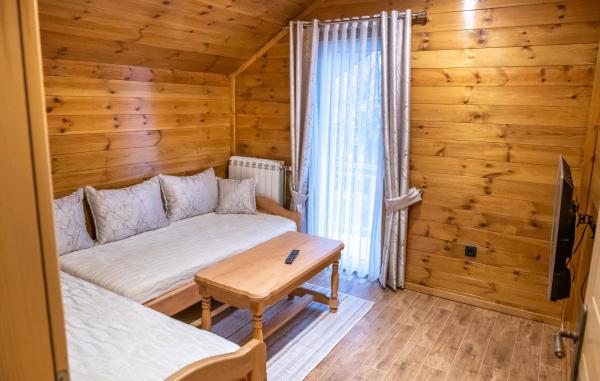 Na zdjęciu widoczny jest obiekt Apartmani Bor położony w mieście Kolašin.