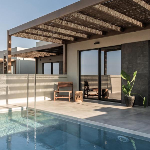 На фото показан объект AKU Suites with private pools, расположенный в городе Сталида.