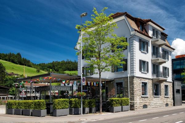 På billedet ses objektet Hotel Freihof Swiss Lodge beliggende i byen Menzingen.