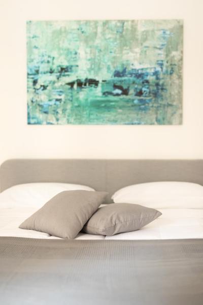 Na fotografii je vidět objekt Nella's Carlo III Apartment nacházející se ve městě Neapol.
