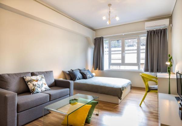 Unlock Athens from sunny studio near Acropolis, Atenas