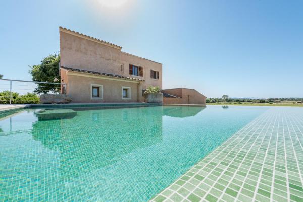The photo shows the Finca Son Joan Jaume located in the city of Manacor.