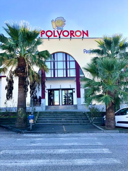 A la foto es mostra l'objecte Don Polvorón situat a la ciutat de Estepa.