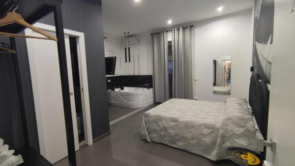 Na foto é possível ver o objeto Lombardi Luxury Home localizado na cidade de Naples.