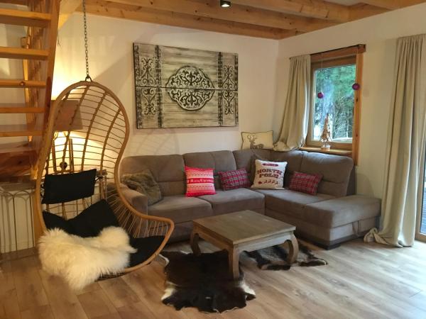 写真にはŁąg市にあるDeluxe Holiday Zdrojowa -Willa typu Alpejskiego w Borach Tucholskich-Całoroczna Balia z jacuzzi-Prywatny las i strumyk -Duża Wiata grillowaが写っています。