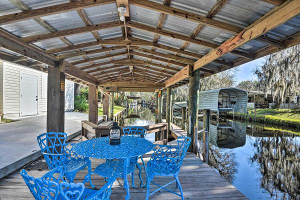 Nella foto è visibile l'oggetto St Johns River Canal Home with Grill! situato nella città di Georgetown.