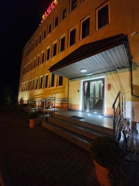Na fotografii je vidět objekt Lux Resort nacházející se ve městě Zakrzówek.
