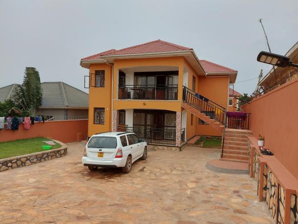 A la foto es mostra l'objecte Glen's Apartment situat a la ciutat de Entebbe.