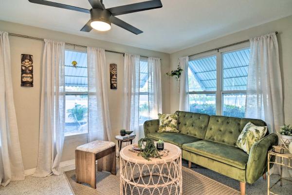 A la foto es mostra l'objecte Lush Seminole Surf Inn with Backyard Fire Pit! situat a la ciutat de Seminole.