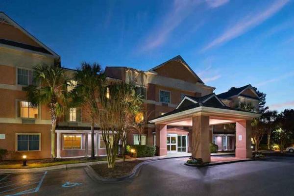 Na fotografii je vidět objekt Okatie Hilton Head Hotel nacházející se ve městě Bluffton.
