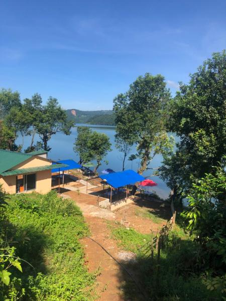 На фото показан объект Lake Wave Cottage & Restaurant, расположенный в городе Deorāli.