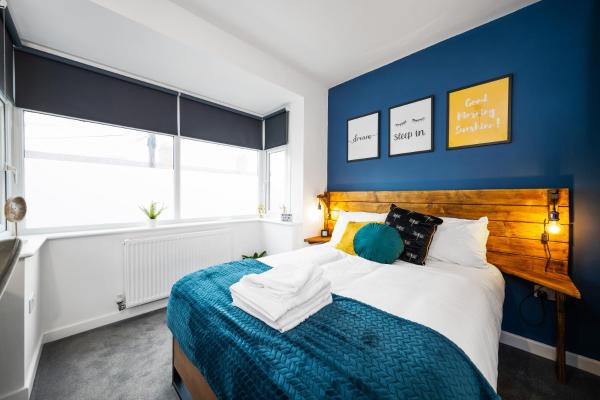 På billedet ses objektet The Mount 7 bed house Sleeps 14 ENSUITE Free HS WIFI TVs in rooms CITY CENTRE Inspire Homes beliggende i byen Coventry.