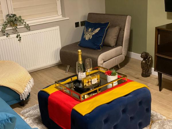Lovely 3 bed with jacuzzi, close to airport, driveway, wifi, Édimbourg