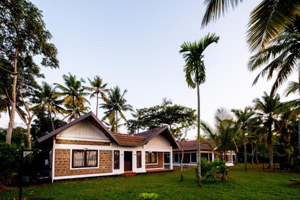 På billedet ses objektet Cynefin, Pet-friendly 2br by the backwaters by Roamhome beliggende i byen Perumbalam.